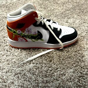 Nike Jordan’s basketball shoes orange blossoms